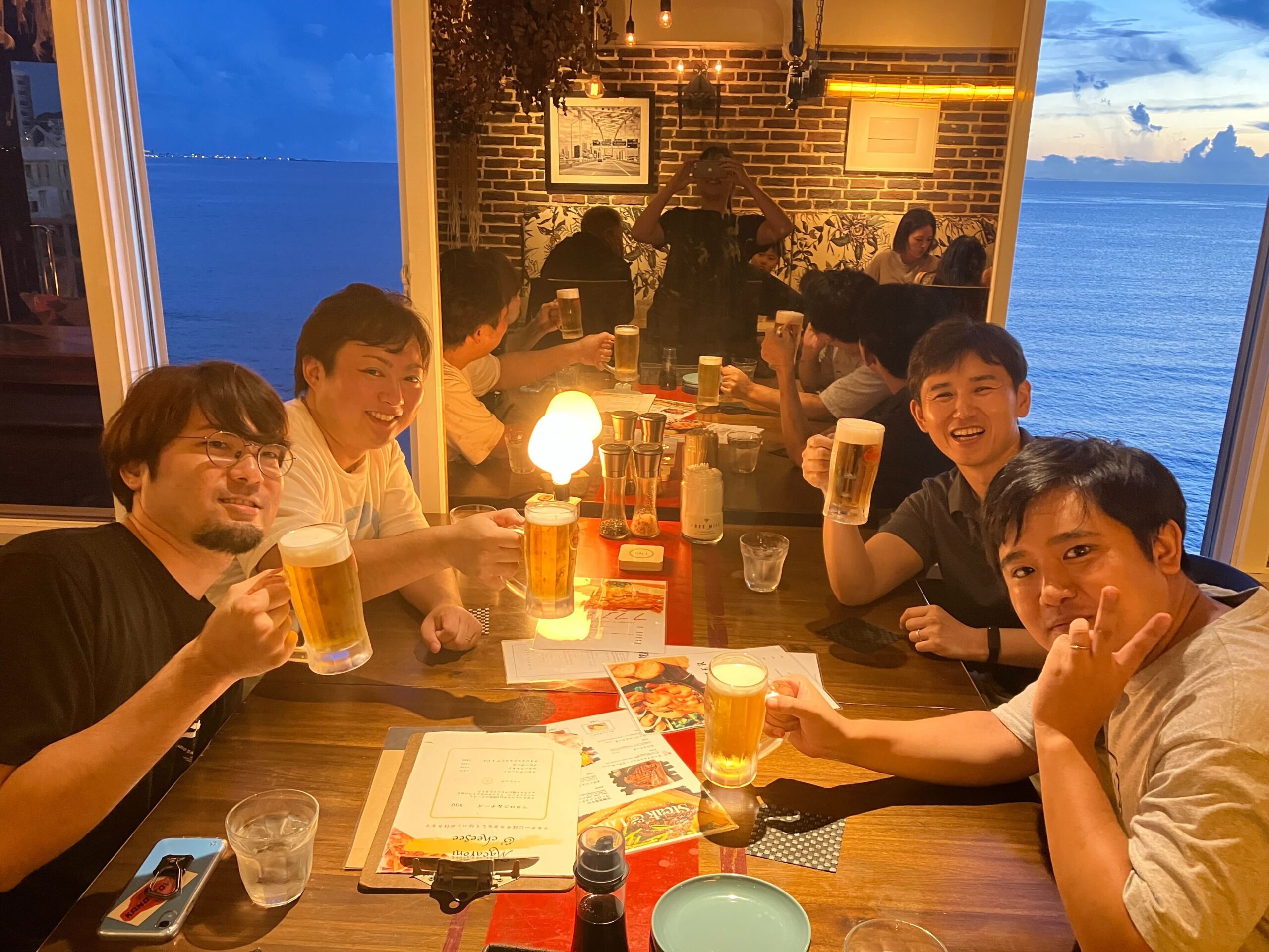 沖縄に集合　メンバーの皆さんと楽しむ藤井さん（一番右側）