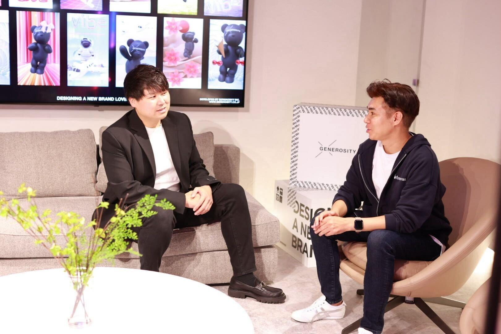 インタビューはGENEROSITY社オフィスで行った。西垣氏(左側)とインタビュアーの弊社藤岡(右側)